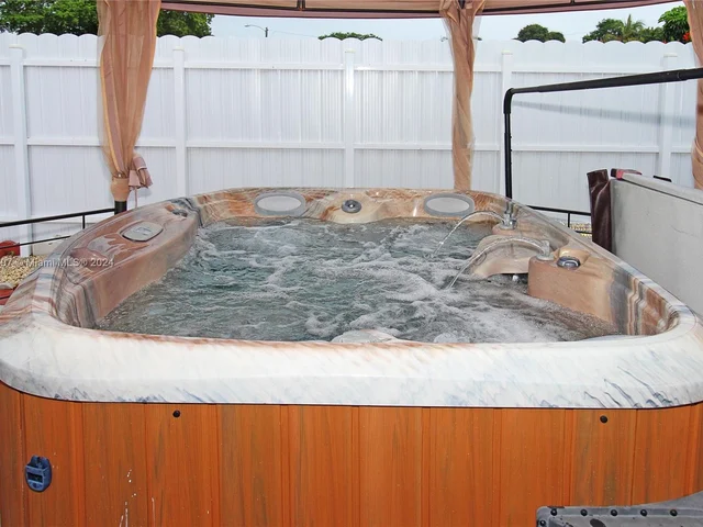 531 SW 70th Ave, Pembroke Pines FL 33023