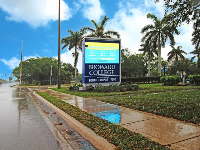 531 SW 70th Ave, Pembroke Pines FL 33023