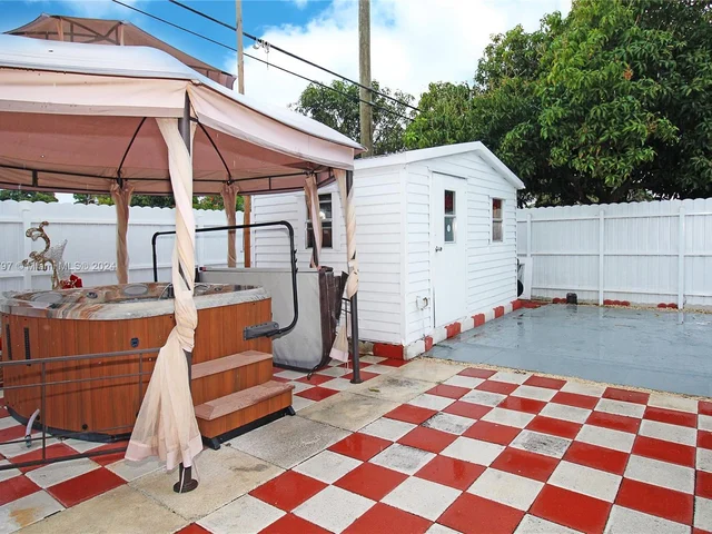 531 SW 70th Ave, Pembroke Pines FL 33023