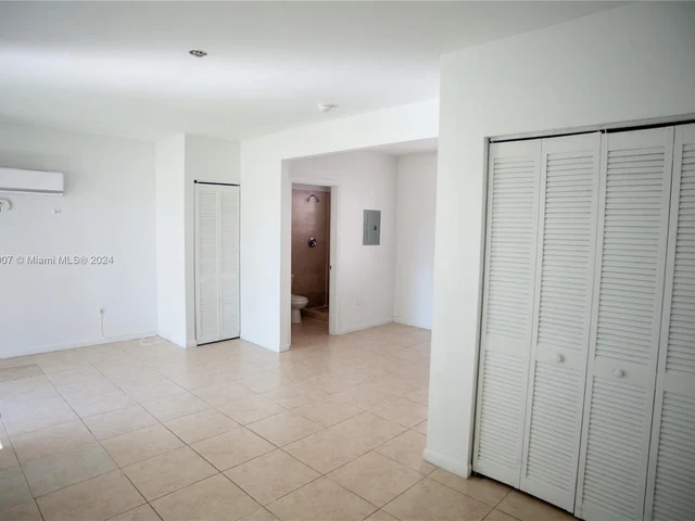 7130 Rue Versailles # 4, Miami Beach FL 33141
