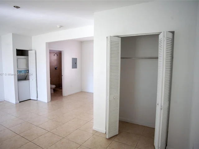 7130 Rue Versailles # 4, Miami Beach FL 33141