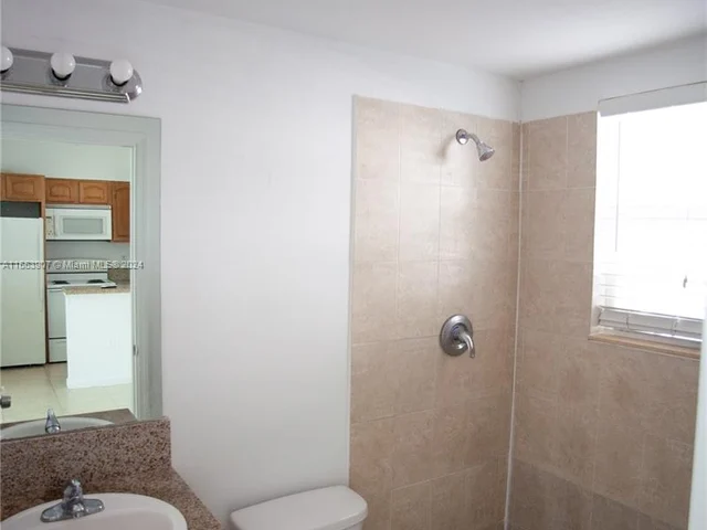 7130 Rue Versailles # 4, Miami Beach FL 33141