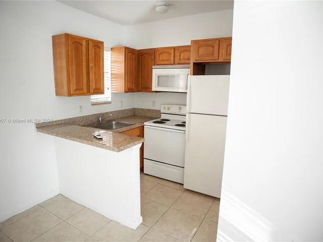 7130 Rue Versailles # 4, Miami Beach FL 33141