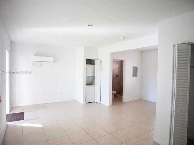 7130 Rue Versailles # 4, Miami Beach FL 33141