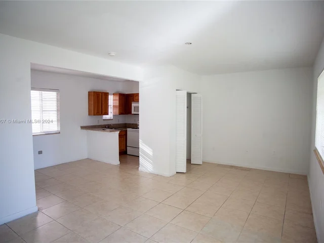 7130 Rue Versailles # 4, Miami Beach FL 33141