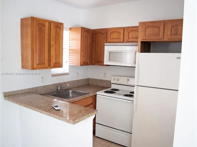 7130 Rue Versailles # 4, Miami Beach FL 33141