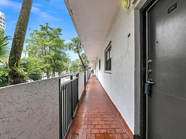 6901 Edgewater Dr # 215, Coral Gables FL 33133