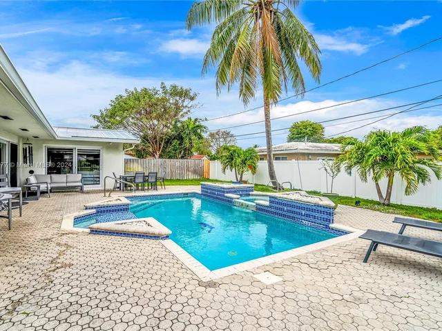 251 SE 8th St, Pompano Beach FL 33060