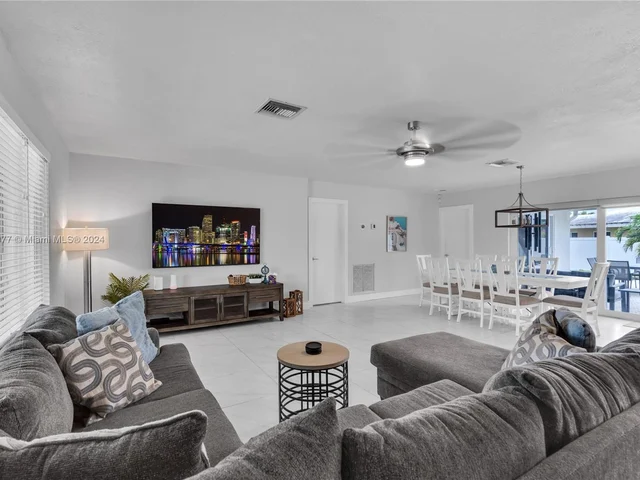 251 SE 8th St, Pompano Beach FL 33060