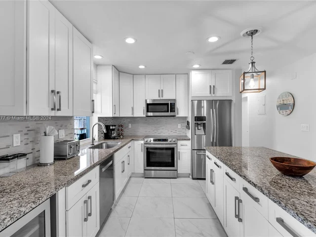 251 SE 8th St, Pompano Beach FL 33060