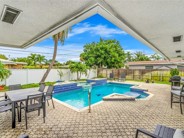 251 SE 8th St, Pompano Beach FL 33060