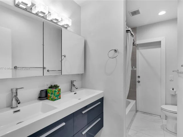 251 SE 8th St, Pompano Beach FL 33060