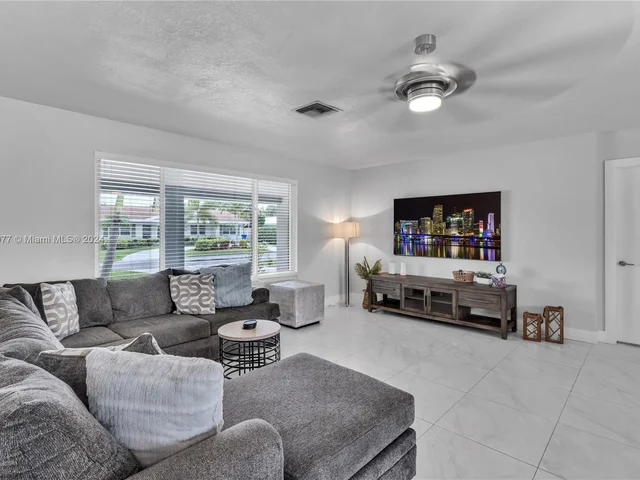 251 SE 8th St, Pompano Beach FL 33060