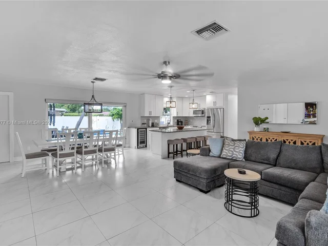 251 SE 8th St, Pompano Beach FL 33060