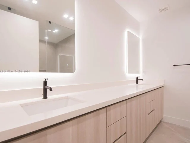 6844 SW 80th St # 6844, Miami FL 33143