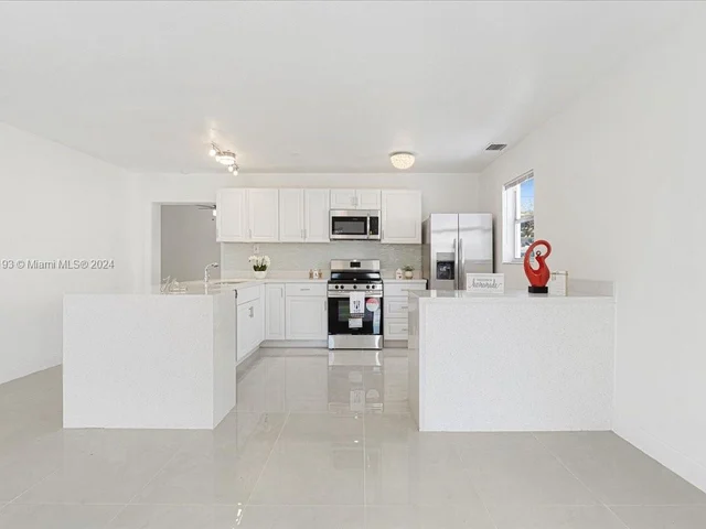 940 N 70th Way, Hollywood FL 33024