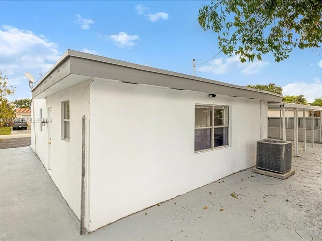 940 N 70th Way, Hollywood FL 33024