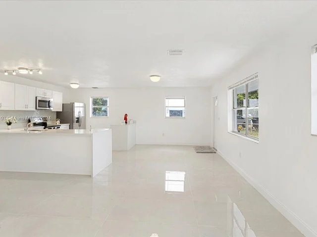 940 N 70th Way, Hollywood FL 33024