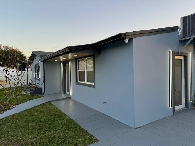 6760 Perry St, Hollywood FL 33024