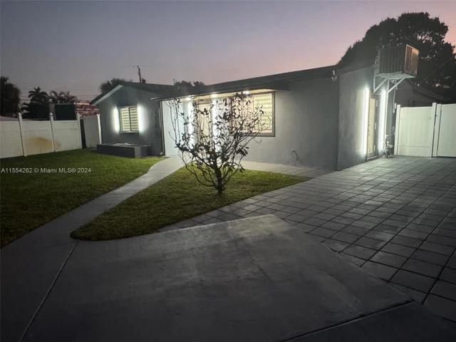 6760 Perry St, Hollywood FL 33024