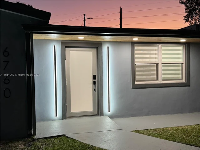 6760 Perry St, Hollywood FL 33024