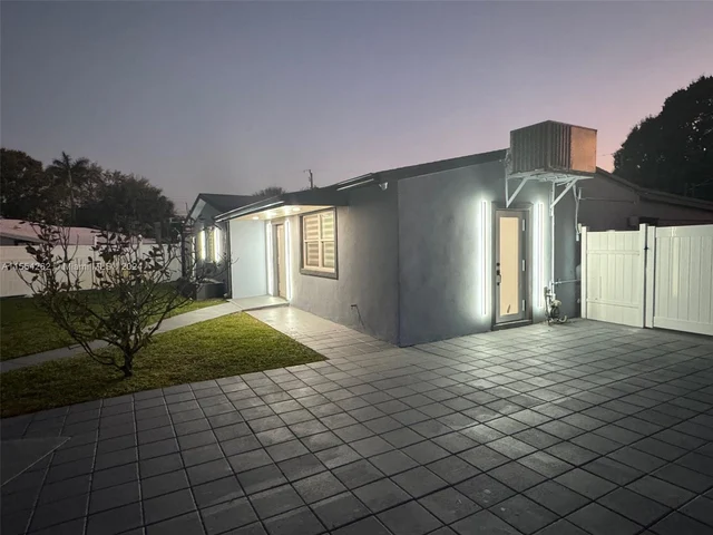 6760 Perry St, Hollywood FL 33024