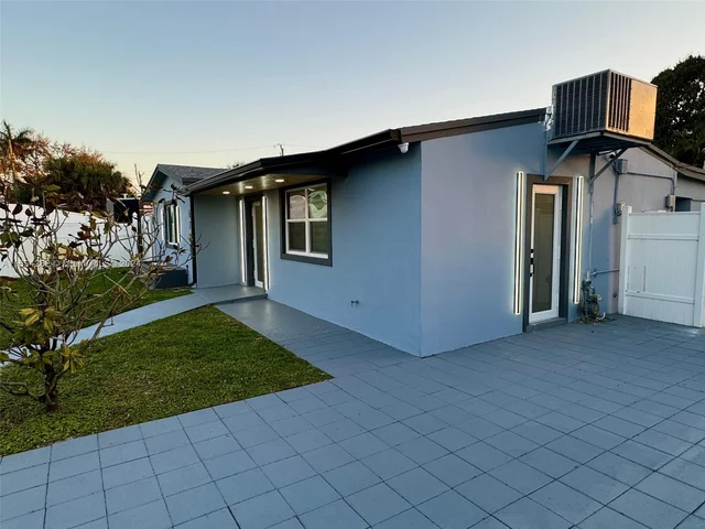 6760 Perry St, Hollywood FL 33024