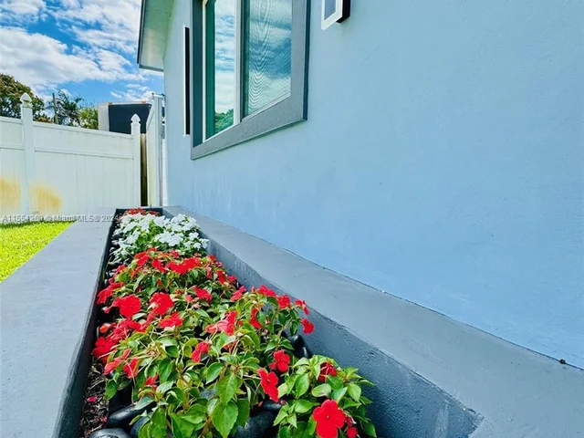 6760 Perry St, Hollywood FL 33024