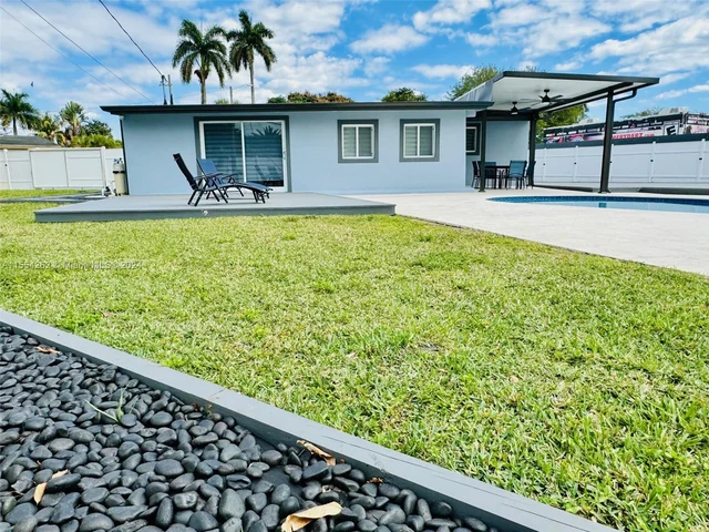 6760 Perry St, Hollywood FL 33024