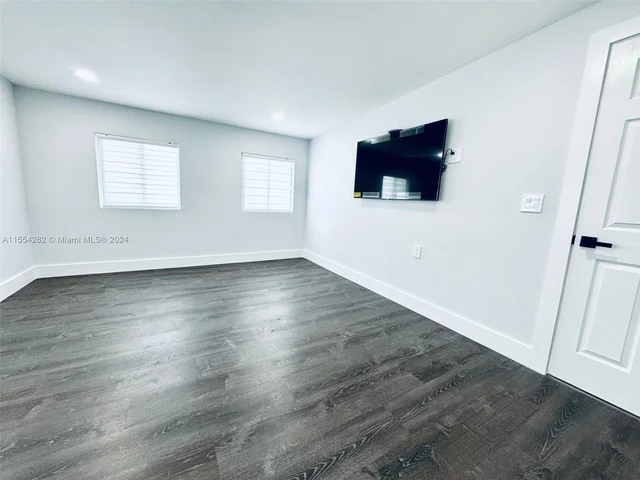 6760 Perry St, Hollywood FL 33024