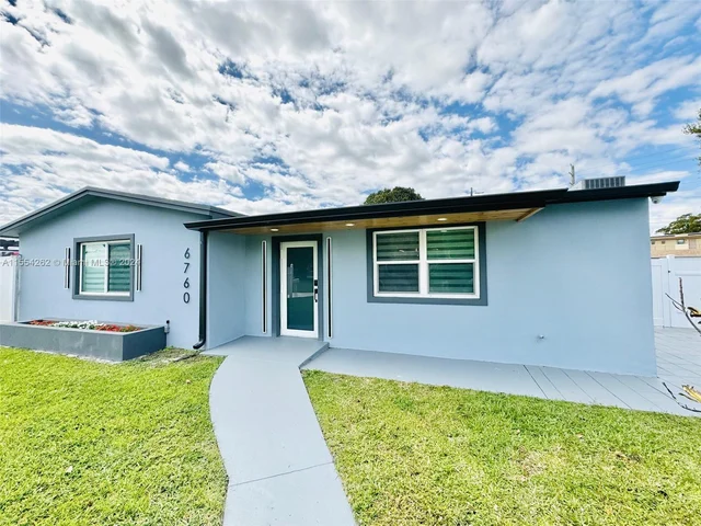 6760 Perry St, Hollywood FL 33024