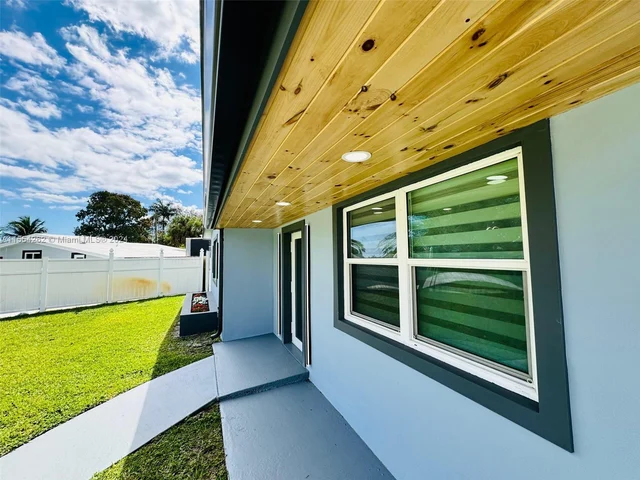 6760 Perry St, Hollywood FL 33024