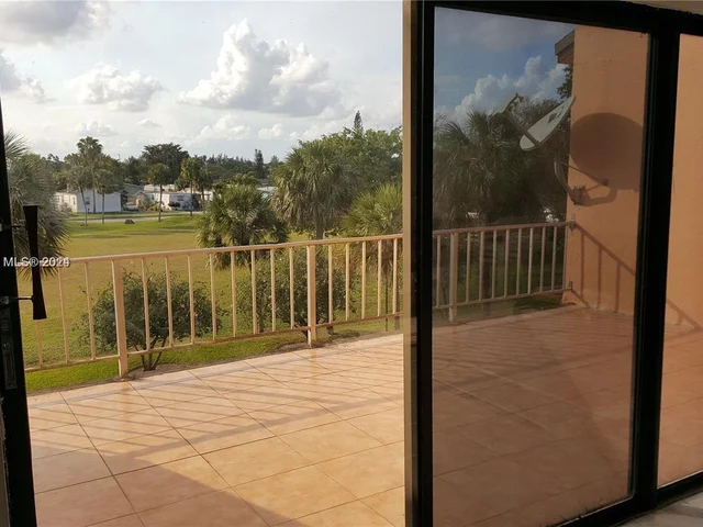 430 Commodore Dr # 311, Plantation FL 33325