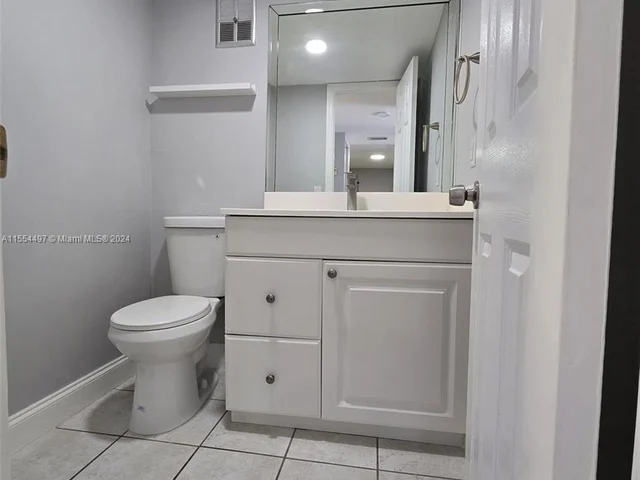 430 Commodore Dr # 311, Plantation FL 33325