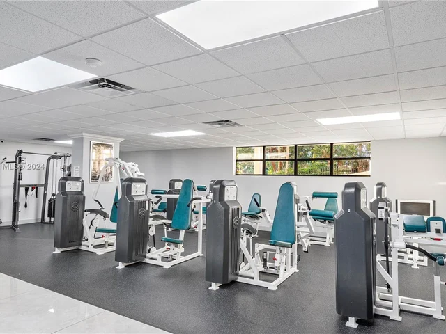 600 Parkview Dr # 1124, Hallandale Beach FL 33009