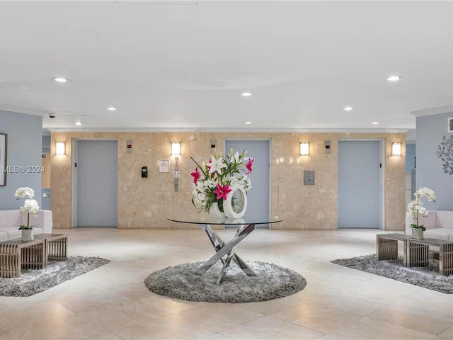 600 Parkview Dr # 1124, Hallandale Beach FL 33009