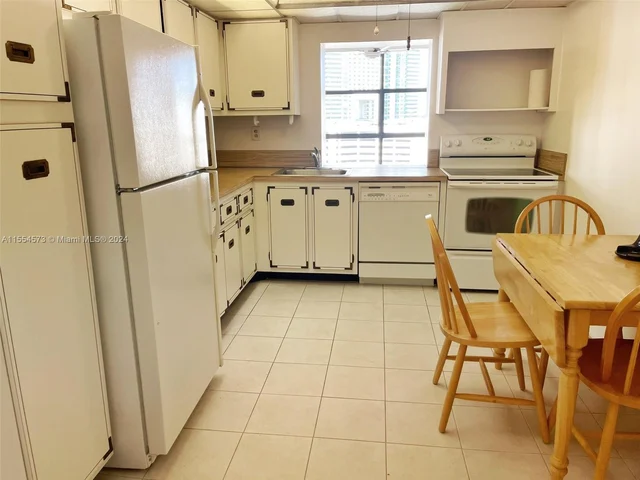 600 Parkview Dr # 1124, Hallandale Beach FL 33009