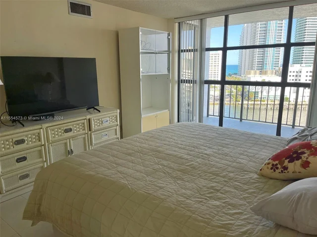 600 Parkview Dr # 1124, Hallandale Beach FL 33009