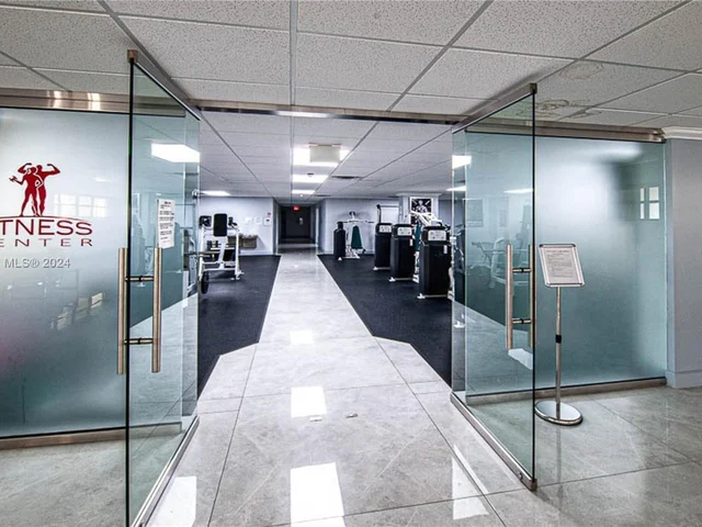 600 Parkview Dr # 1124, Hallandale Beach FL 33009