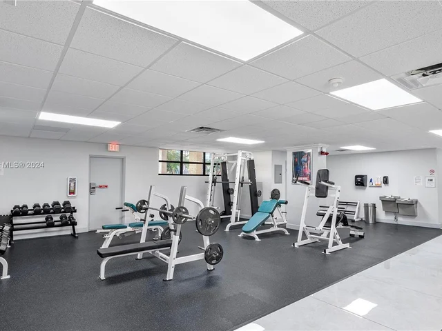 600 Parkview Dr # 1124, Hallandale Beach FL 33009