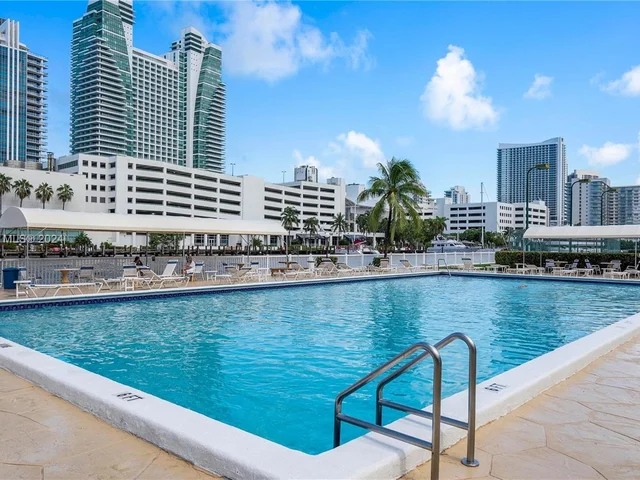 600 Parkview Dr # 1124, Hallandale Beach FL 33009