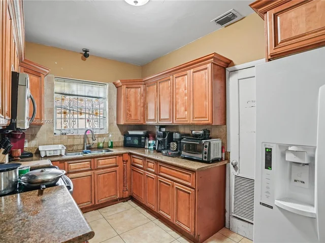 1551 NW 26th St, Miami FL 33142