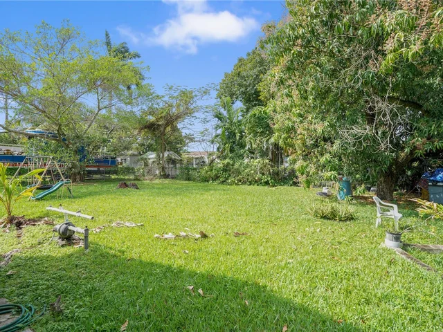 1551 NW 26th St, Miami FL 33142