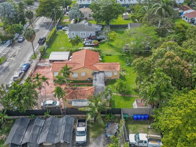 1551 NW 26th St, Miami FL 33142