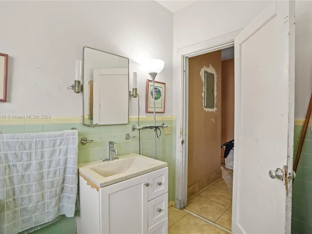 1551 NW 26th St, Miami FL 33142