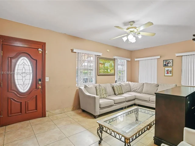 1551 NW 26th St, Miami FL 33142