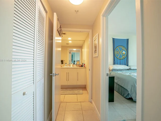 325 S Biscayne Blvd # 1717, Miami FL 33131