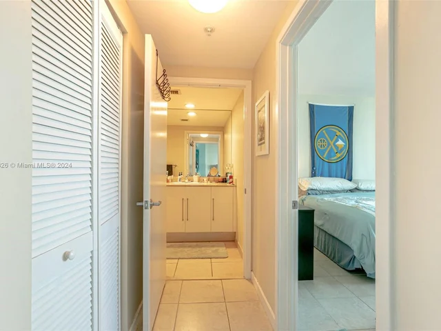 325 S Biscayne Blvd # 1717, Miami FL 33131