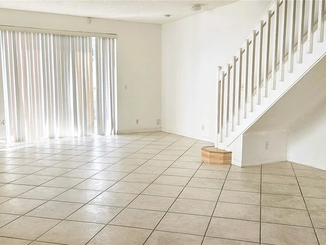 3619 San Simeon Cir, Weston FL 33331