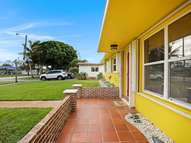 430 NW 76th Ave, Pembroke Pines FL 33024